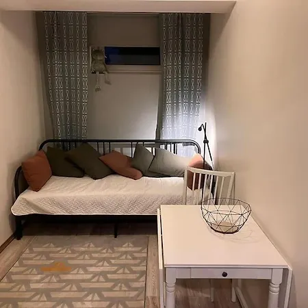 Kahe Magamistoaga Votmeteta Ja Eraldi Sissepaeaesuga Esimesel Korrusel Korter, Sobilik Peredele, Lemmikloomad Lubatud *