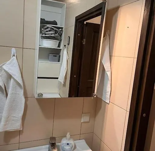 Kahe Magamistoaga Votmeteta Ja Eraldi Sissepaeaesuga Esimesel Korrusel Korter, Sobilik Peredele, Lemmikloomad Lubatud 公寓 *